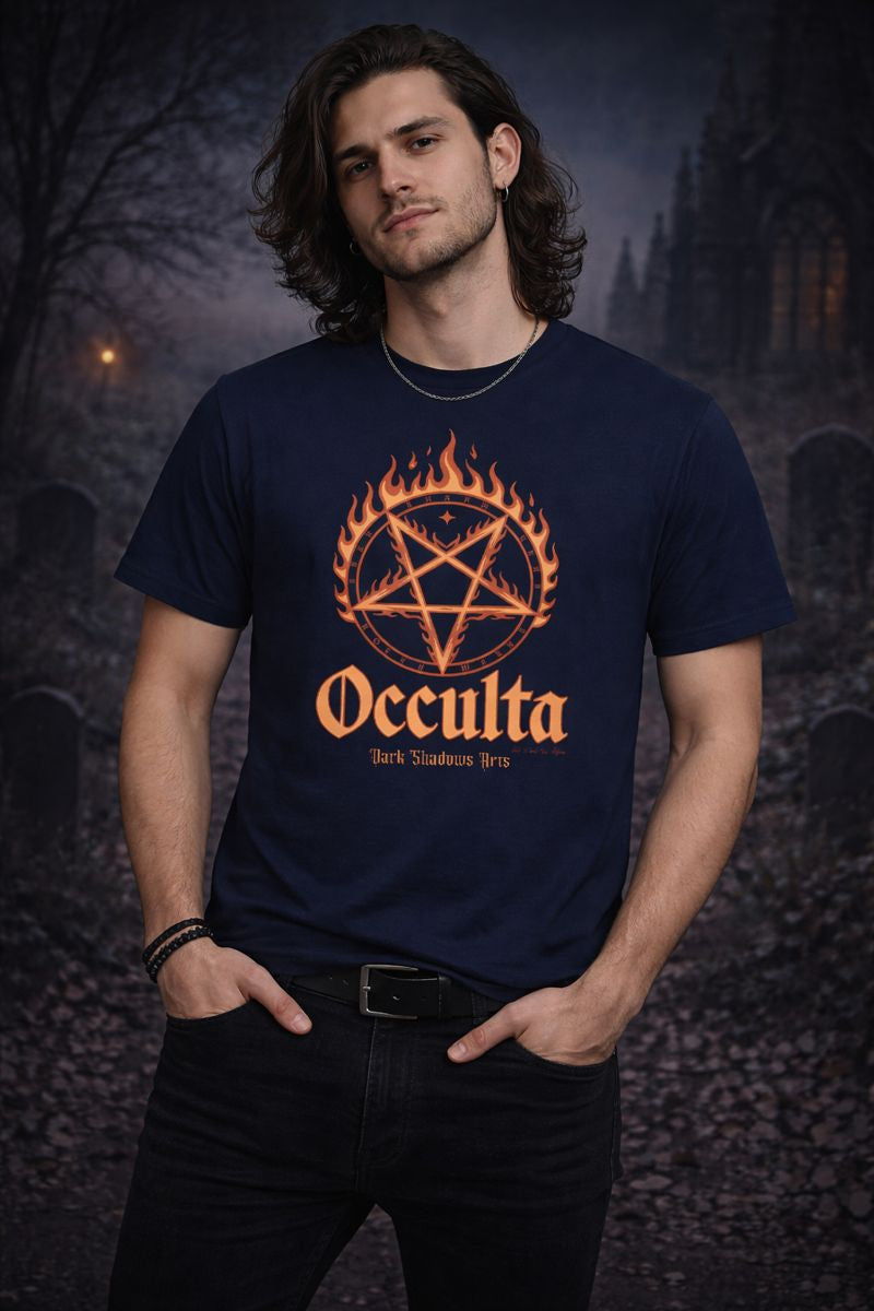 Premium T-Shirt mit Occulta Okkultsymbol von Dark Shadows Arts im dunklen, rituellen Lifestyle-Setting