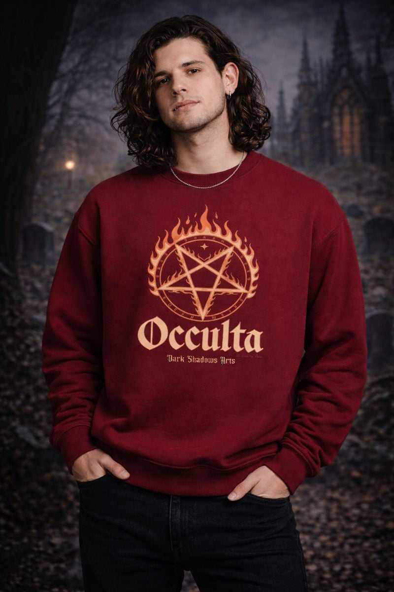 Sweatshirt mit Occulta Okkultsymbol von Dark Shadows Arts im ruhigen, dunklen Lifestyle-Setting