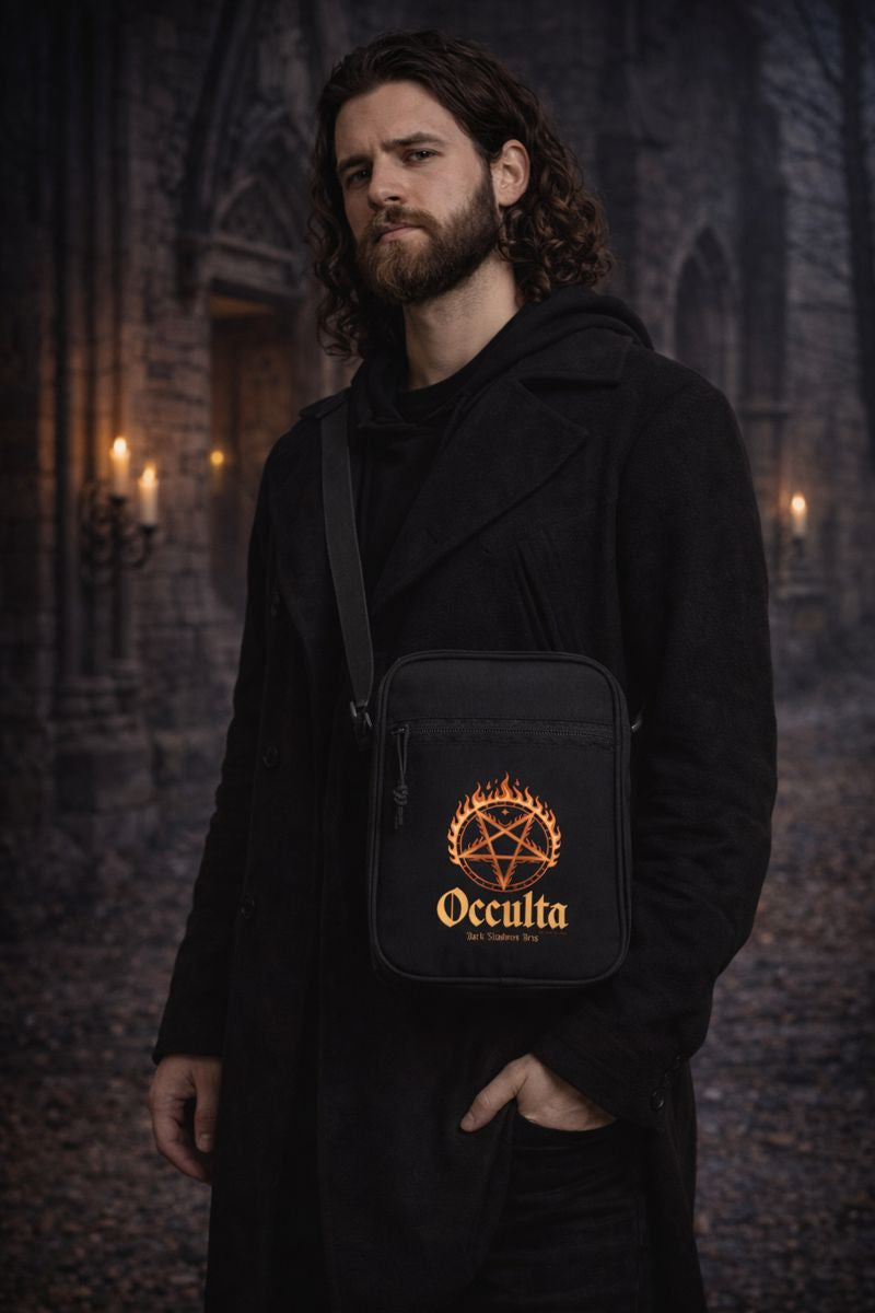 Umhängetasche mit Occulta Okkultsymbol von Dark Shadows Arts im dunklen, urbanen Lifestyle-Setting