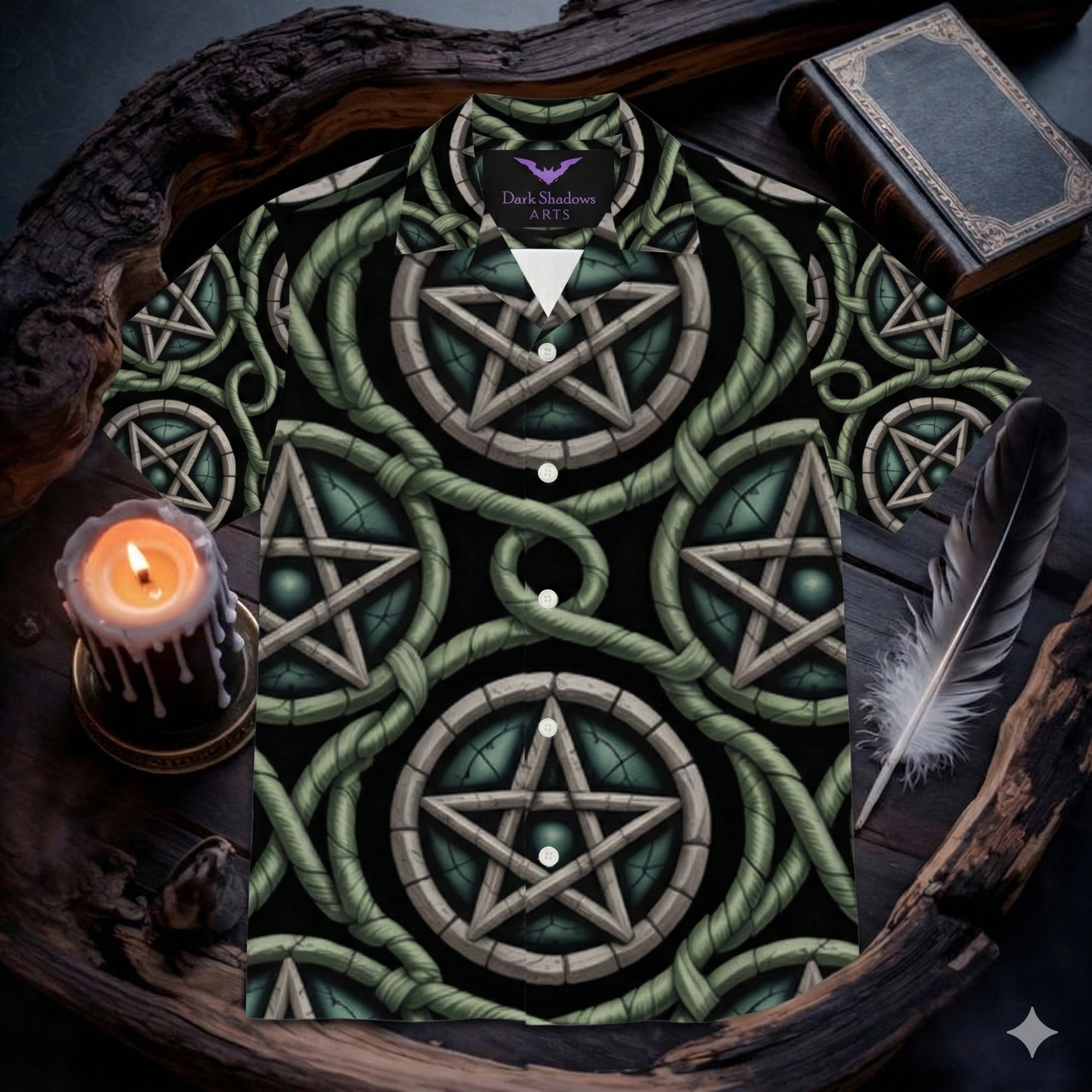 Ein kurzärmeliges Hawaiihemd mit einem durchgehenden Muster aus steinernen Pentagrammen und grünen Ranken, flach liegend präsentiert in einem düsteren, mystischen Mockup-Setting mit einer brennenden Kerze, einer Feder und einem antiken Buch auf dunklem Holz