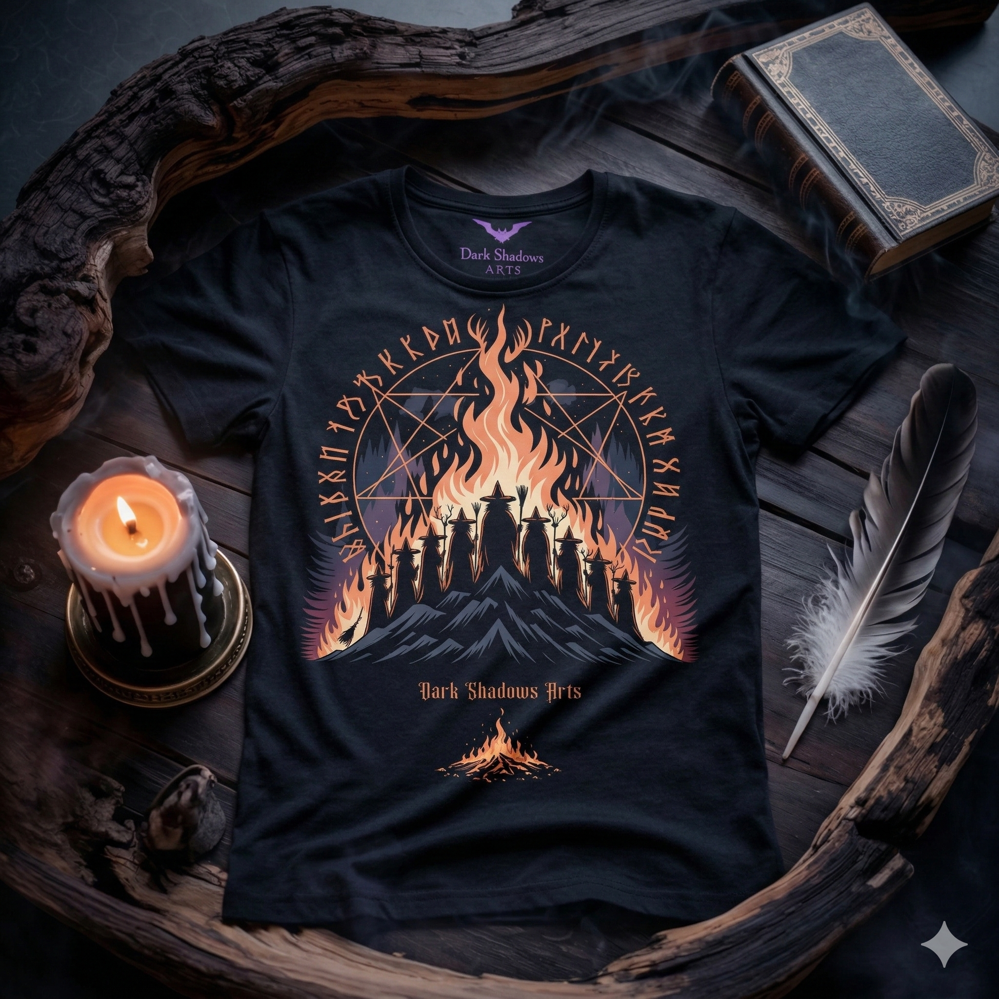 Schwarzes Oversized T-Shirt mit okkultem Hexen- und Pentagramm-Design liegt auf dunklem Holz, umgeben von Kerze, Buch und Feder.