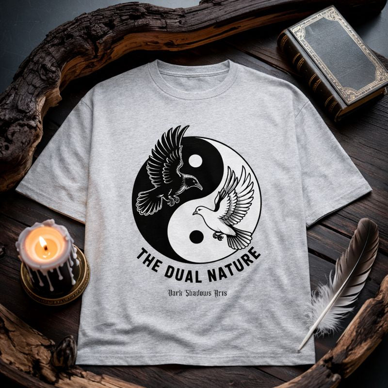 Dark Shadows Arts Premium T-Shirt Mockup „The Dual Nature“ mit Yin-Yang Motiv, schwarzer Rabe und weiße Taube als Symbol für Licht und Schatten, präsentiert auf mystischem Flatlay-Hintergrund
