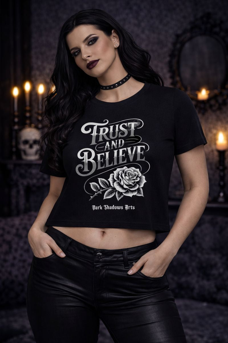 Ladies Cropped Tee mit Trust & Believe Rosenmotiv von Dark Shadows Arts im urbanen, dunklen Lifestyle-Look