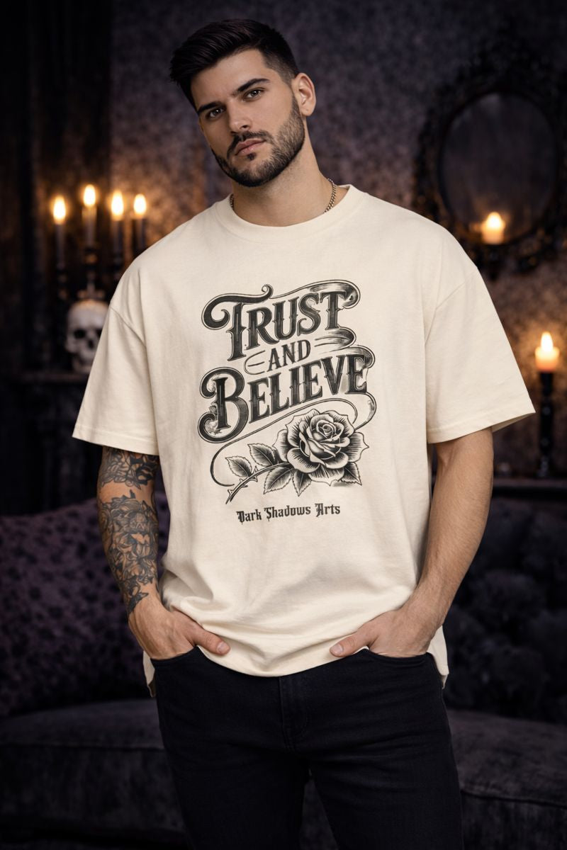 Oversized Shirt mit Trust & Believe Rosenmotiv von Dark Shadows Arts im düsteren Lifestyle-Setting