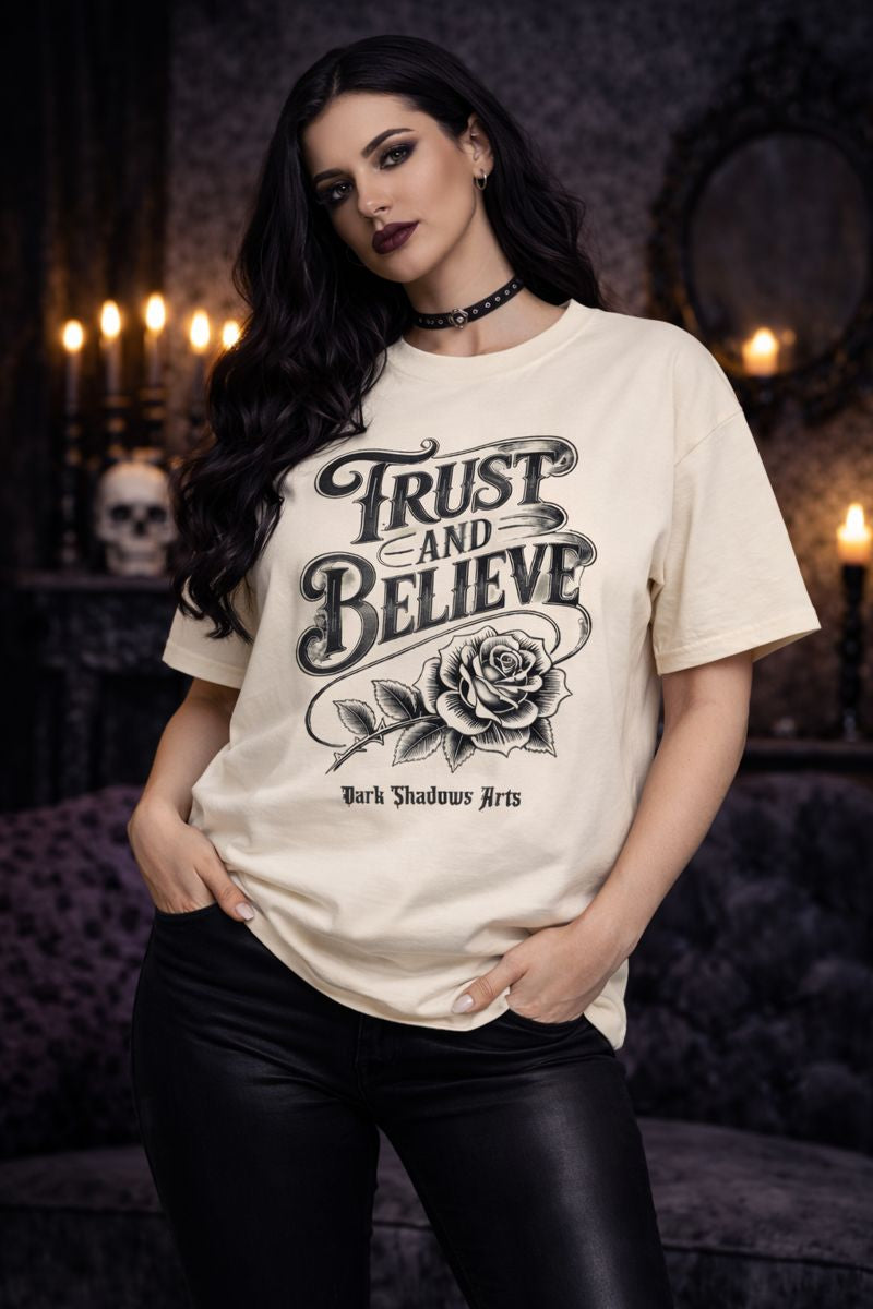 Oversized Shirt mit Trust & Believe Rosenmotiv von Dark Shadows Arts im düsteren Lifestyle-Setting