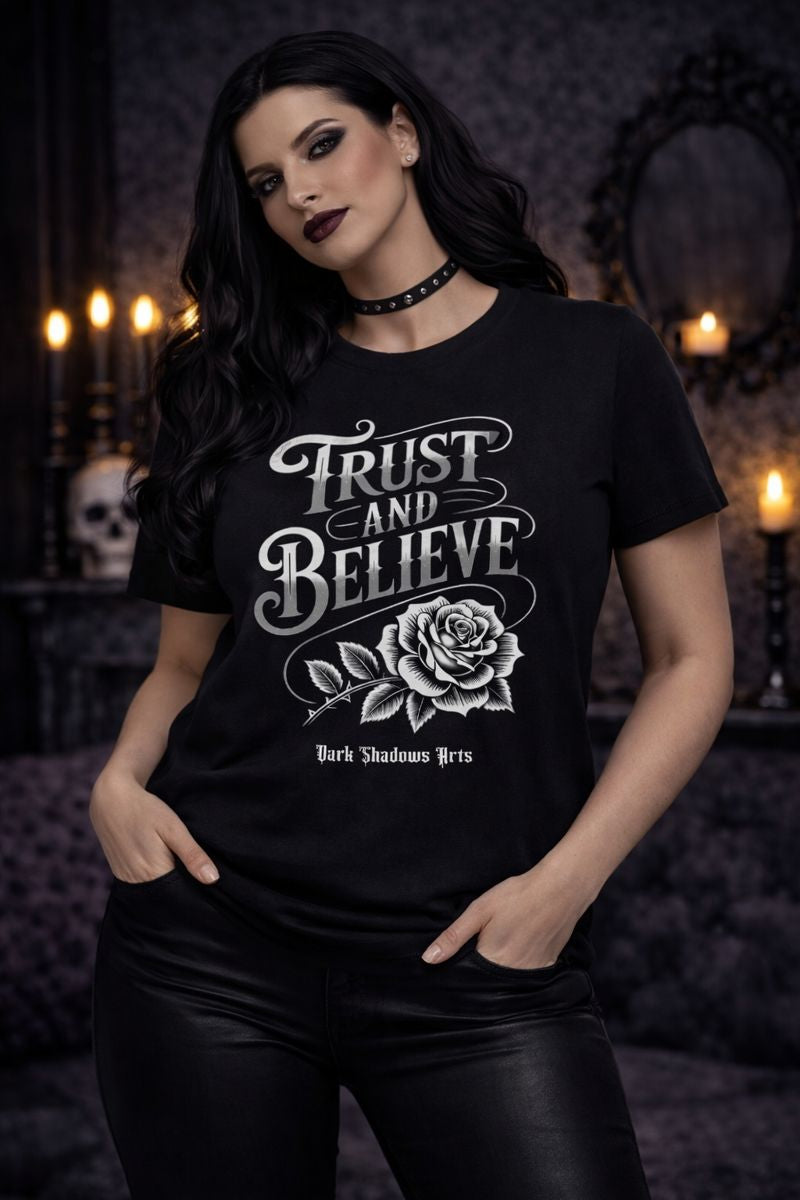 Premium Organic Shirt Women mit Trust & Believe Rosenmotiv von Dark Shadows Arts im ruhigen, dunklen Lifestyle-Setting