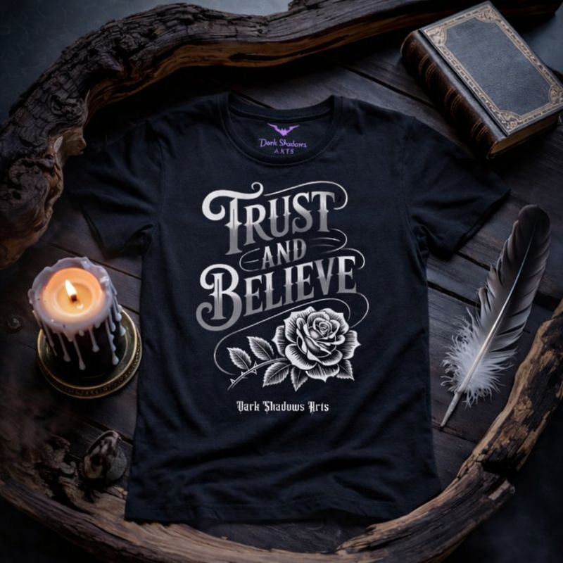 Schwarzes Premium T-Shirt von Dark Shadows Arts mit Gothic Schriftzug Trust and Believe und Rosenmotiv, Dark Romantic Statement Shirt, elegante Typografie in Weiß auf schwarzem Stoff