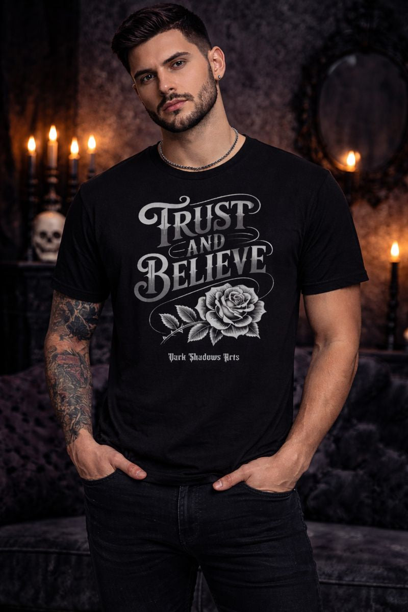 Premium T-Shirt mit Trust & Believe Rosenmotiv von Dark Shadows Arts im düsteren, atmosphärischen Lifestyle-Look