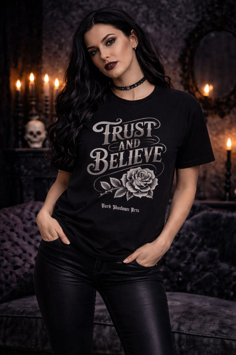 Premium T-Shirt mit Trust & Believe Rosenmotiv von Dark Shadows Arts im düsteren, atmosphärischen Lifestyle-Look
