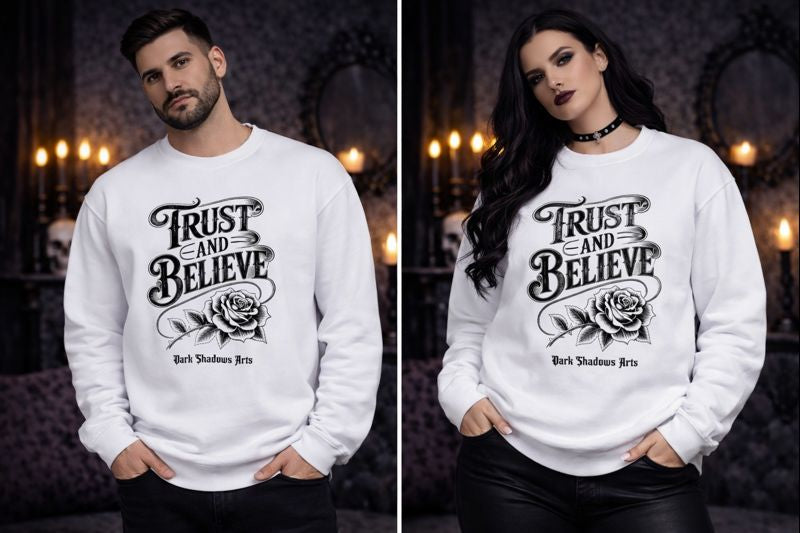 Sweatshirt mit Trust & Believe Rosenmotiv von Dark Shadows Arts im ruhigen, dunklen Lifestyle-Setting
