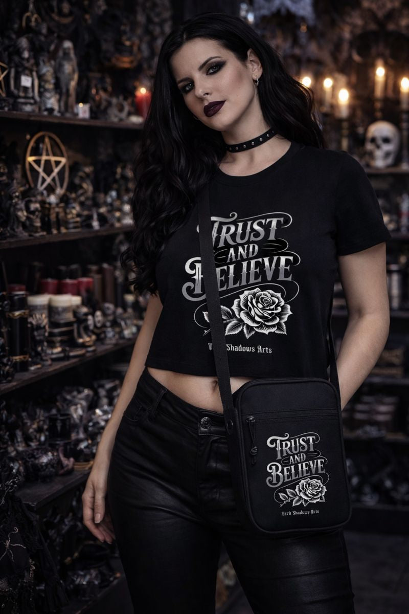 Umhängetasche mit Trust & Believe Rosenmotiv von Dark Shadows Arts im dunklen, urbanen Lifestyle-Setting