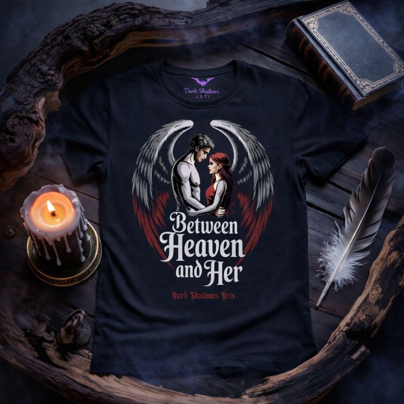 „Premium Gothic T-Shirt ‚Between Heaven and Her‘ von Dark Shadows Arts mit Engel- und Dämonenmotiv in Dark-Romance-Optik, schwarzes Shirt im stimmungsvollen Flatlay-Mockup.“