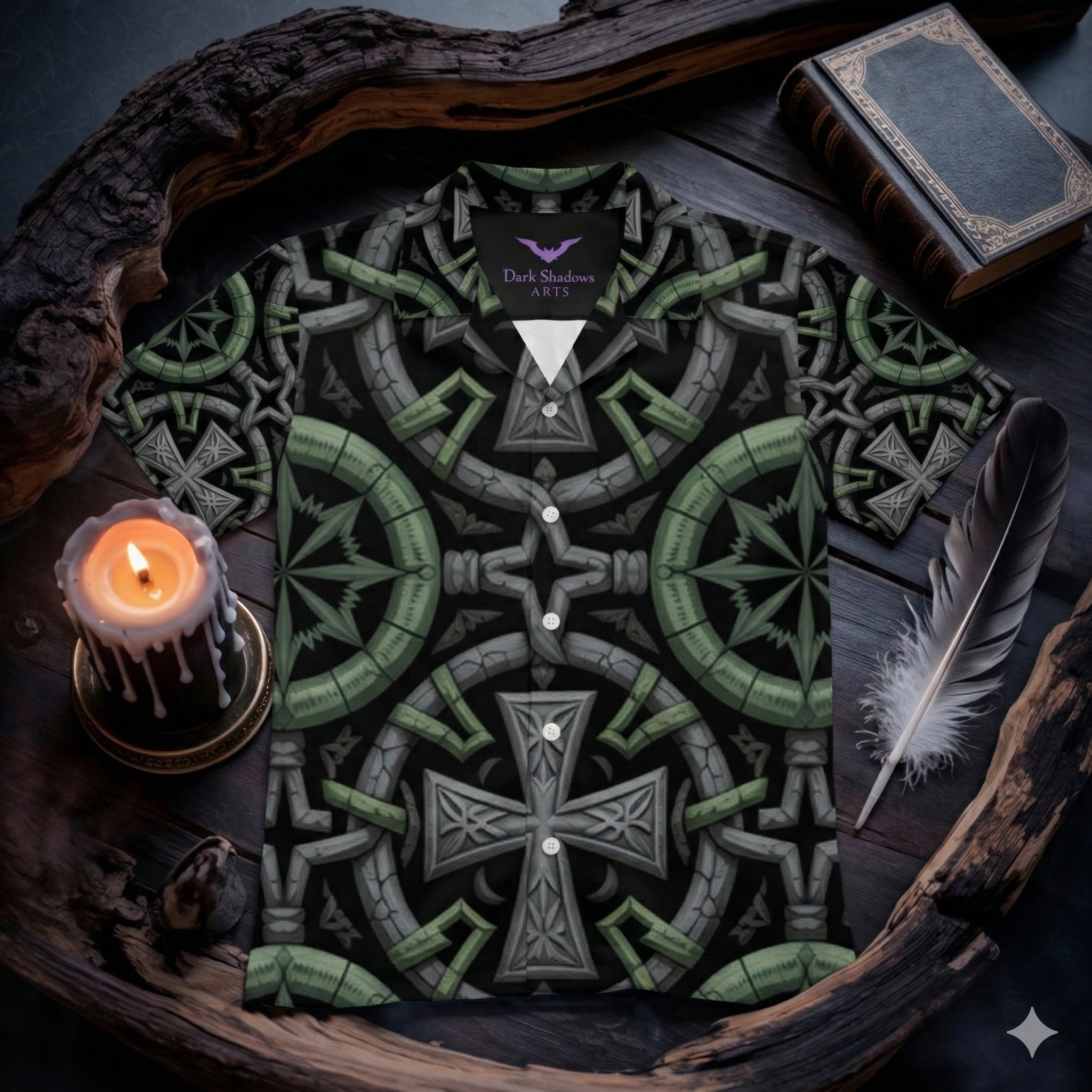 Kurzarmhemd mit grün-grauem Keltenkreuz-Muster auf dunklem Holz neben einer brennenden Kerze und altem Buch.