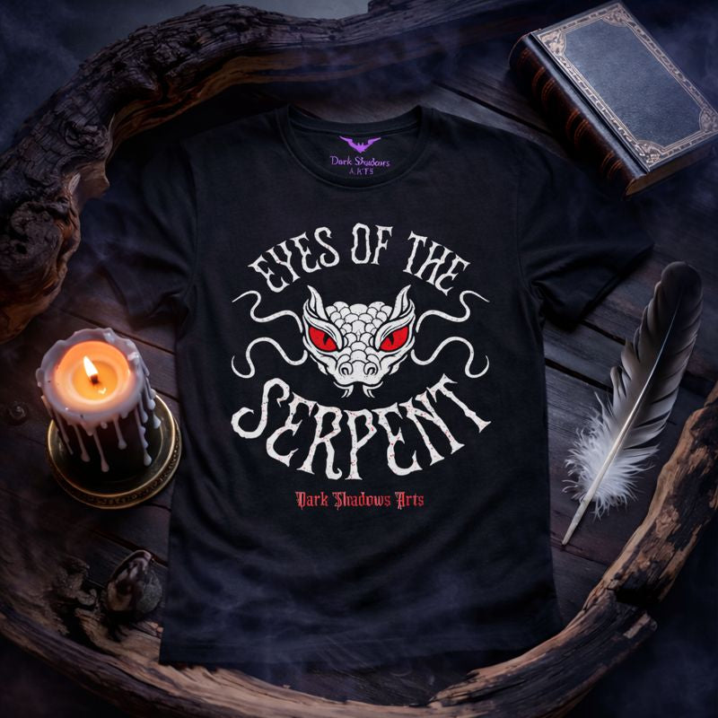 Dark Shadows Arts Premium Classix T-Shirt „Eyes of the Serpent“ mit okkultem Schlangenmotiv und roten Augen, schwarzes Gothic T-Shirt mit mystischem Witchy Design
