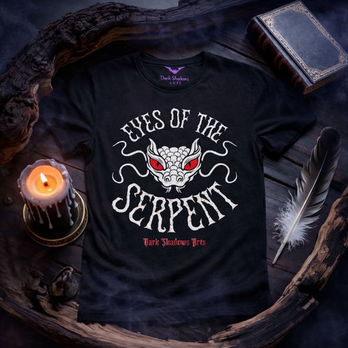 Dark Shadows Arts Premium Classix T-Shirt „Eyes of the Serpent“ mit okkultem Schlangenmotiv und roten Augen, schwarzes Gothic T-Shirt mit mystischem Witchy Design
