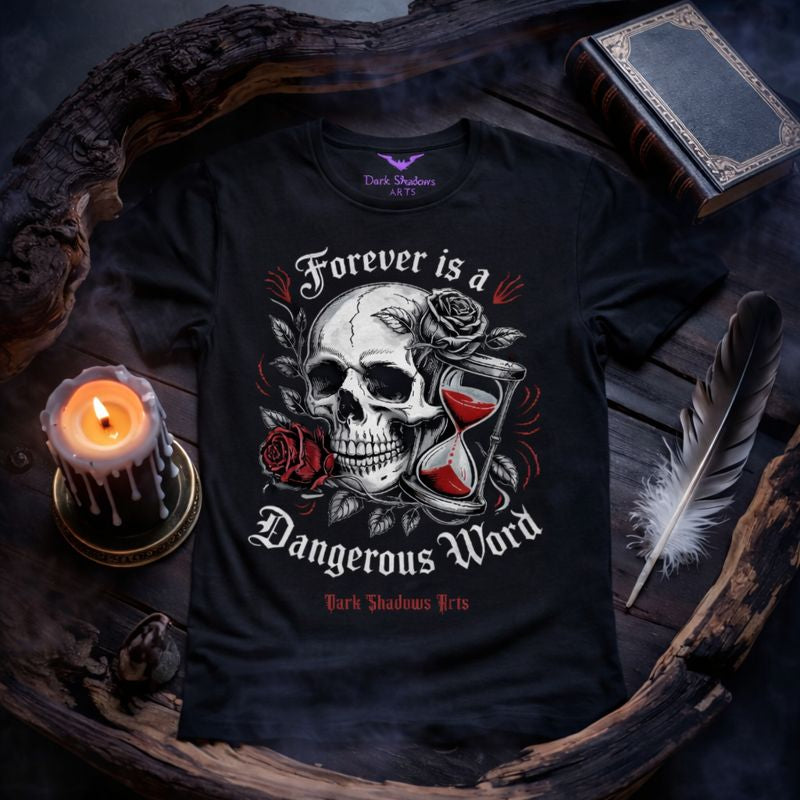 Dark Shadows Arts Premium Classix T-Shirt „Forever is a Dangerous Word“ mit Totenkopf, Sanduhr und Rosen im Dark-Romance-Gothic-Stil, schwarzes Shirt im Flatlay-Mockup mit DSA Nackendruck
