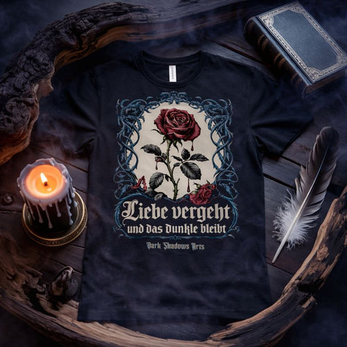 Schwarzes Premium T-Shirt von Dark Shadows Arts mit roter Rose im gotischen Rahmen und dem Schriftzug „Liebe vergeht, und das Dunkle bleibt“ – Dark Romance Classix Design