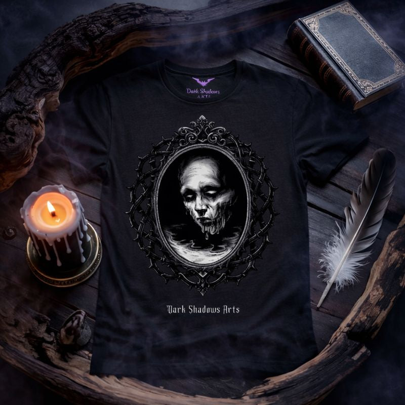 Dark Shadows Arts Premium Classix T-Shirt „Mirror of Silent Decay“ mit düsterem Spiegelmotiv, geisterhaftem Gesicht und gothic Schattenpoesie Design auf schwarzem Shirt, hochwertiges Mockup mit Nackendruck-Branding
