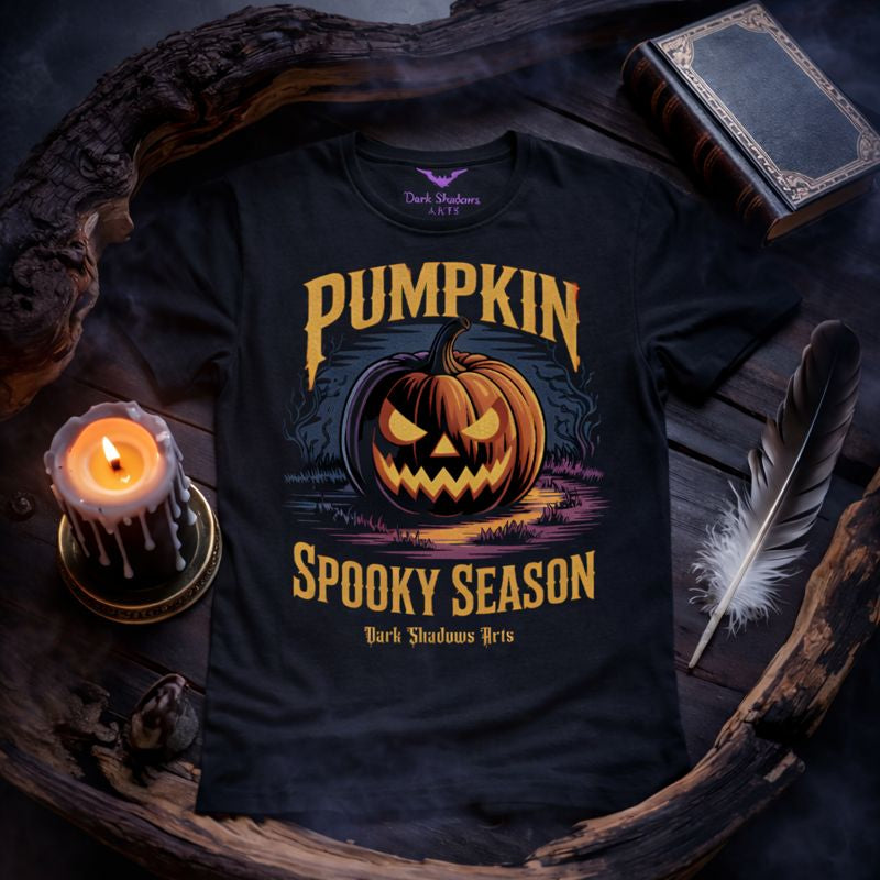 Dark Shadows Arts Gothic Halloween Premium T-Shirt „Spooky Season Pumpkin“ mit grinsendem Kürbis-Motiv, dunklem Wald-Setting und Nackendruck-Branding im atmosphärischen Mockup