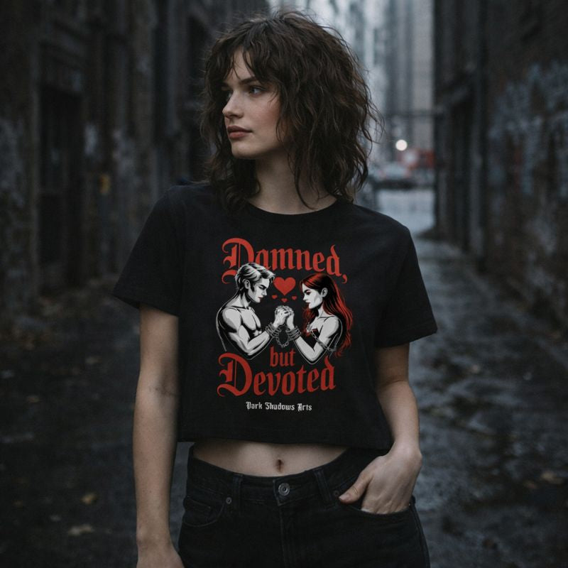 Dark Shadows Arts Ladies Cropped Tee in Schwarz mit Motiv „Damned but Devoted“ – Gothic Liebespaar mit gefesselten Händen und roten Herzen, Dark-Romantic Design im Crop-Top Stil