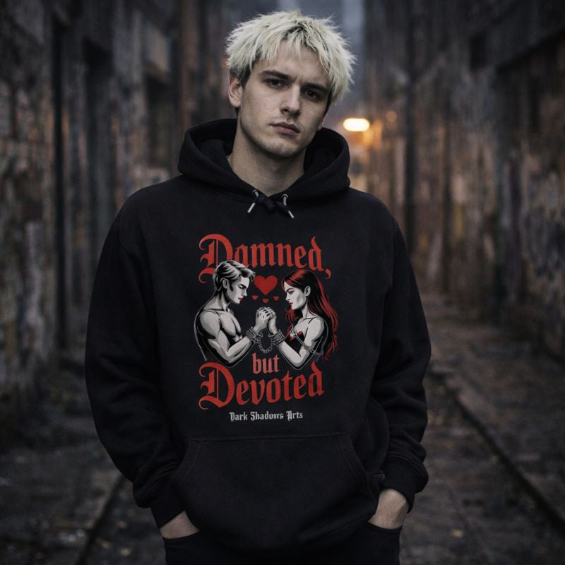 Dark Shadows Arts Premium Hoodie in Schwarz mit Motiv „Damned but Devoted“ – Gothic Mann trägt Hoodie mit Dark-Romance Liebespaar und Kettenmotiv, urbanes Street-Setting in düsterer Gasse