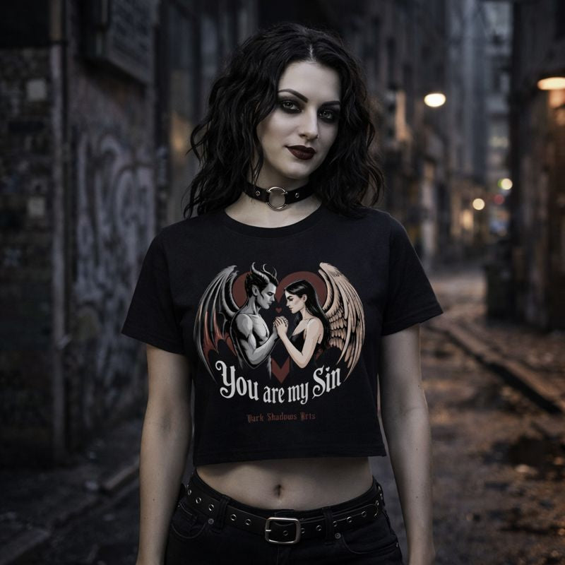 Dark Shadows Arts Ladies Cropped Tee in Schwarz mit Frontprint „You Are My Sin“ – Gothic Frau mit Model im urbanen Nacht-Setting, Engel-und-Dämon-Motiv im Dark Romantic Street Style