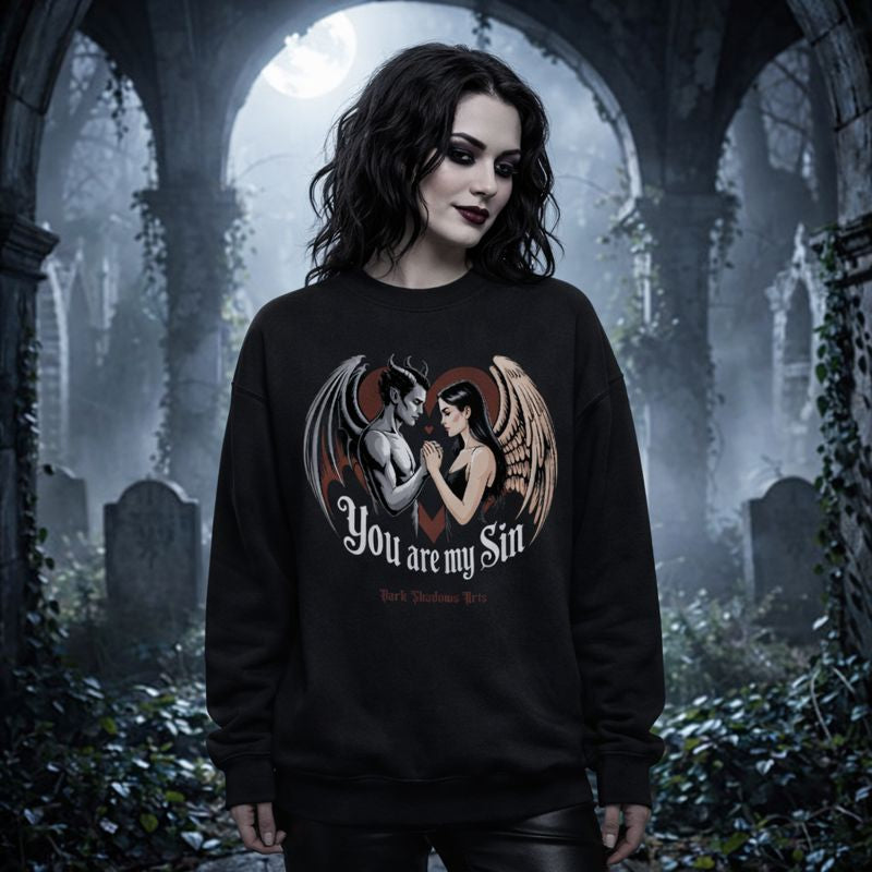 Dark Shadows Arts Premium Organic Sweatshirt in Schwarz mit Frontprint „You Are My Sin“ – Engel-und-Dämon-Motiv vor rotem Herz, Dark Romantic Gothic Design auf nachhaltigem Sweatshirt