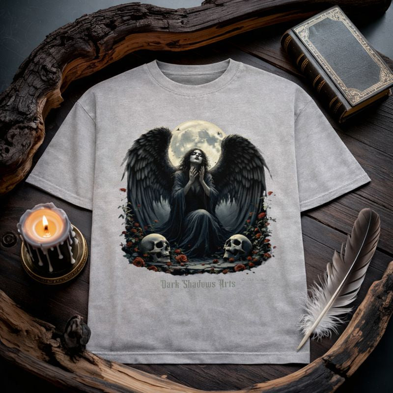 „Engel der Nachtklage Premium Oversized Shirt von Dark Shadows Arts – dunkler Engel mit schwarzen Flügeln, Vollmond und Totenschädeln im Dark-Romantic-Stil auf schwarzem Oversized T-Shirt, präsentiert im stimmungsvollen Flatlay-Mockup.“
