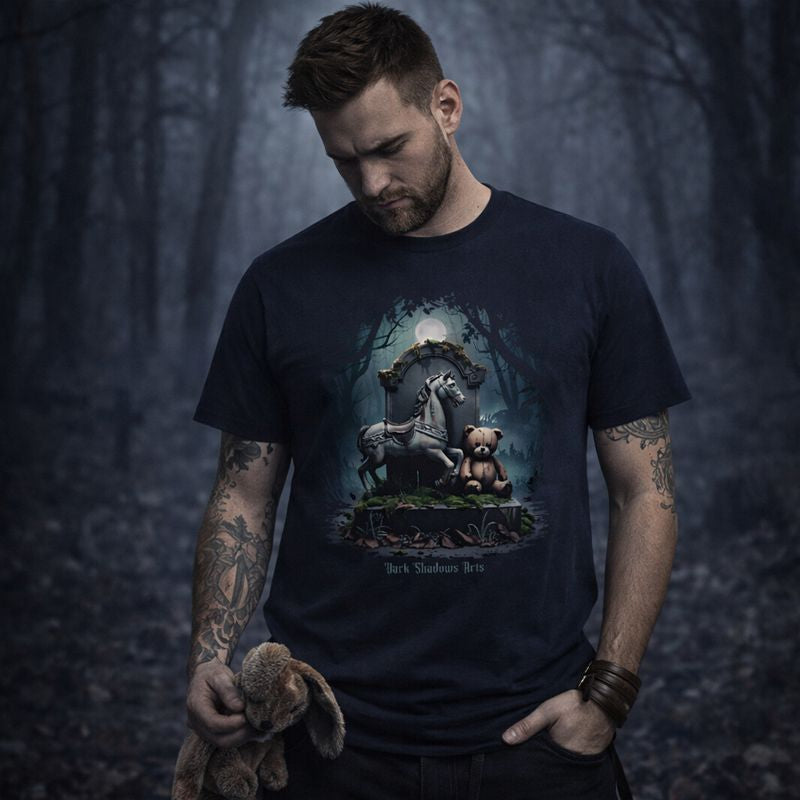 Dark Shadows Arts Premium Classix T-Shirt „Forgotten Childhood“ mit verlassener Spielzeugfigur und Pferdekarussell im nebligen Wald – düsteres Paranormal- & Spuk-Motiv