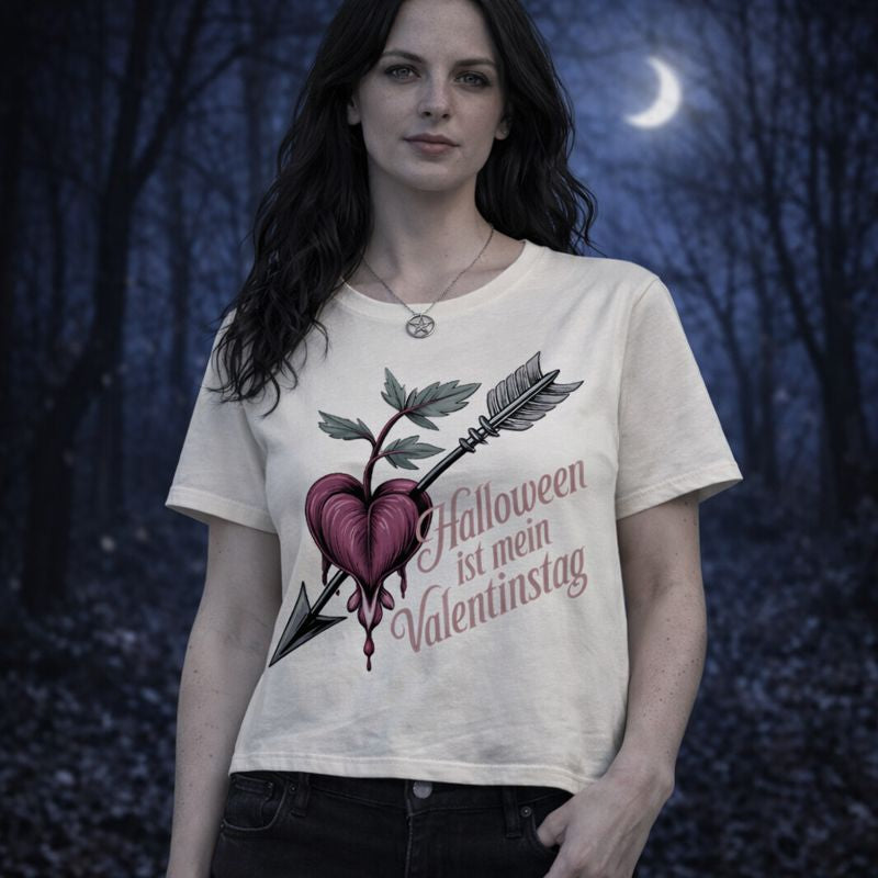 Gothic Premium T-Shirt von Dark Shadows Arts mit blutigem Herz und Pfeil, Statement „Halloween ist mein Valentinstag“, Dark Romance Design auf hellem Shirt
