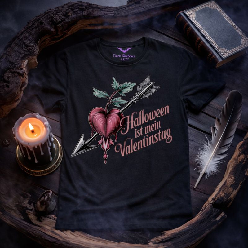 Gothic Premium T-Shirt „Halloween ist mein Valentinstag“ von Dark Shadows Arts mit Herz-und-Pfeil-Motiv im Dark-Romance-Stil auf schwarzem Shirt – DSA Classix Mockup