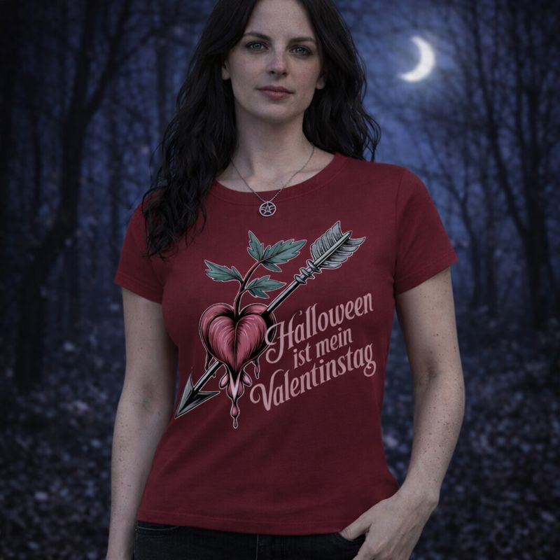 Gothic Premium Organic Shirt Damen „Halloween ist mein Valentinstag“ von Dark Shadows Arts mit Herz-und-Pfeil Motiv im Dark-Romance-Stil
