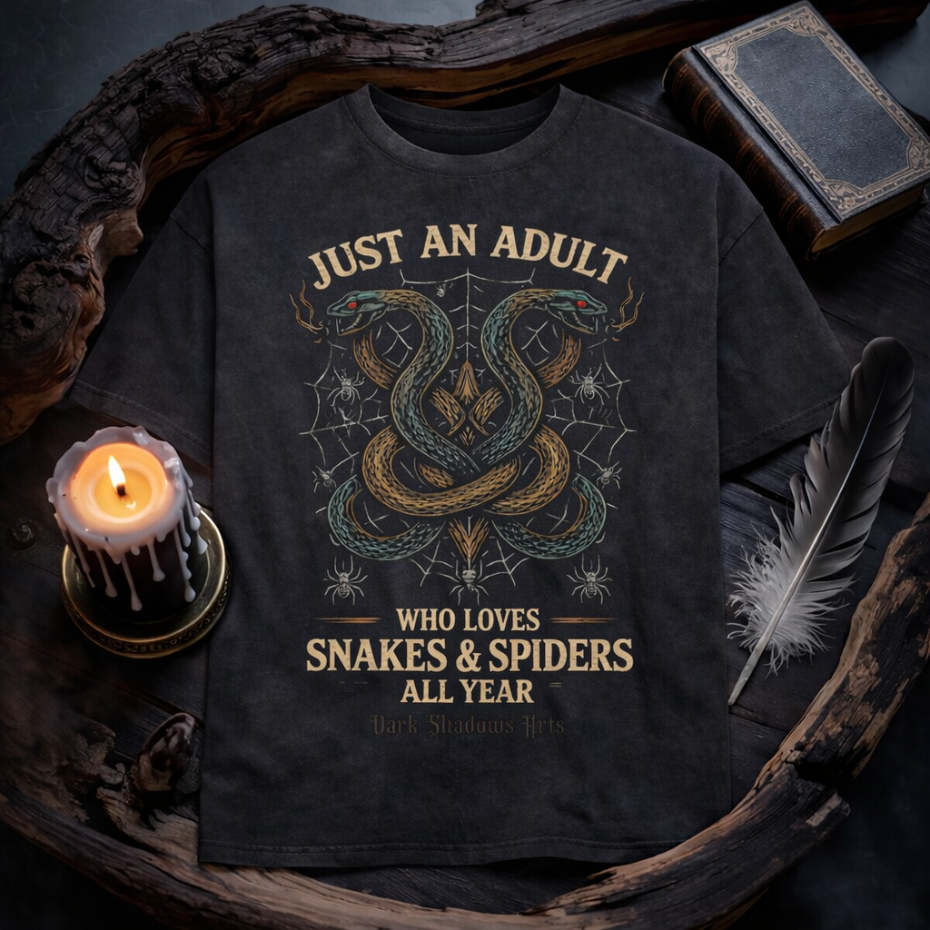 Dark Shadows Arts Heavy Oversized Shirt „Just an Adult Who Loves Snakes & Spiders All Year“ mit verschlungenen Schlangen, Spinnennetzen und Spinnen im Gothic Stil, präsentiert im dunklen Holz-Mockup mit Kerze, Feder und altem Buch.