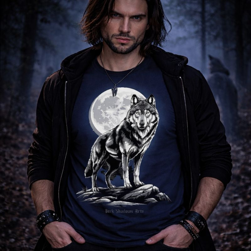 Dark Shadows Arts Premium Gothic T-Shirt „Moonbound Wolf“ mit heulendem Wolf vor Vollmond, mystisches Wächter-&-Legenden-Motiv in düsterer Nachtatmosphäre