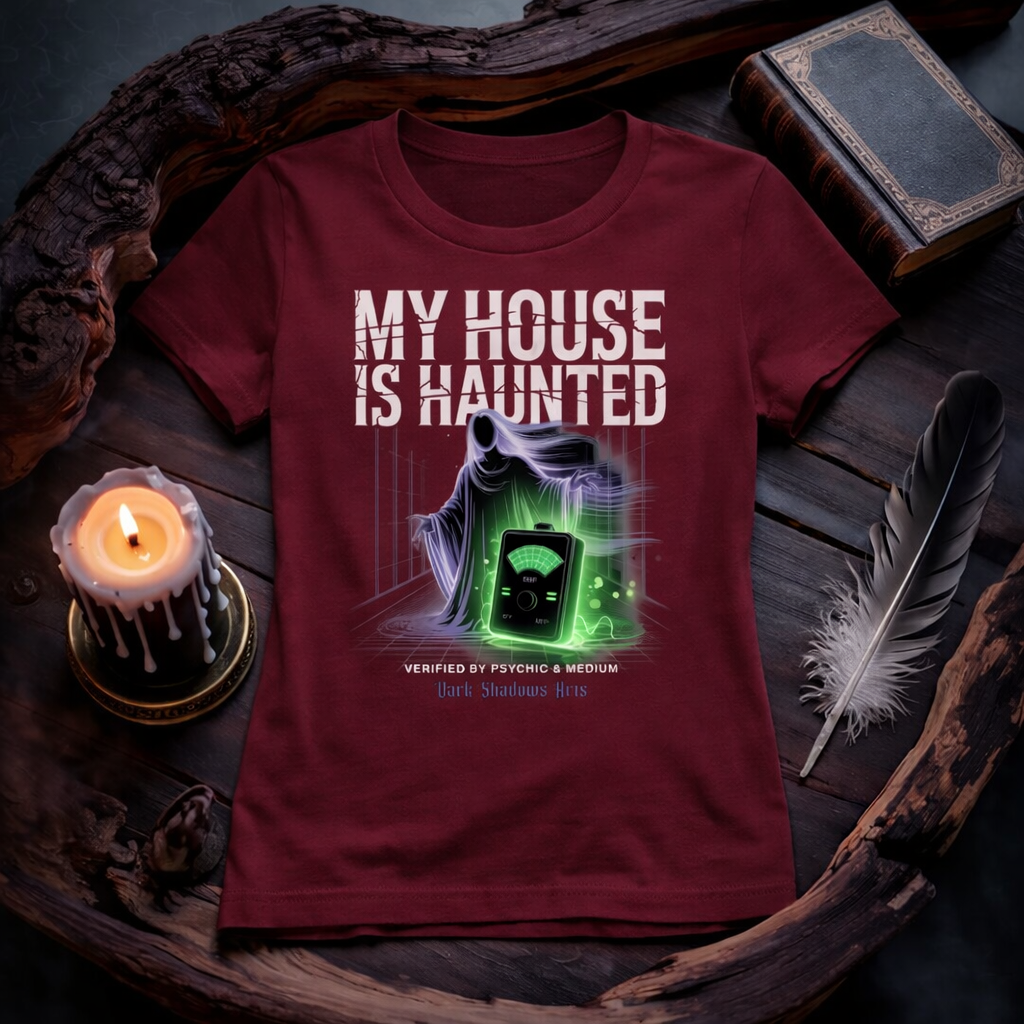 Dark Shadows Arts Premium Organic Women’s T-Shirt „My House Is Haunted“ mit Geist und leuchtendem EMF-Detektor im taillierten Schnitt im düsteren Holz-Mockup mit Kerze, Feder und altem Buch