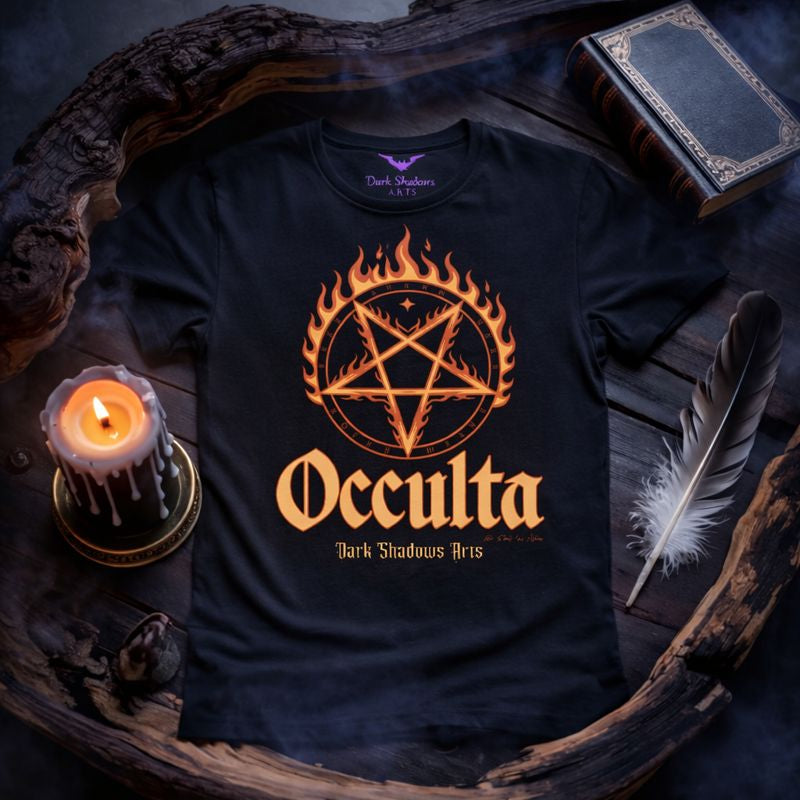 Dark Shadows Arts Premium T-Shirt „Occulta“ mit brennendem Pentagramm, okkultes Gothic-Design in Feueroptik auf schwarzem Shirt, atmosphärisches Flatlay Mockup