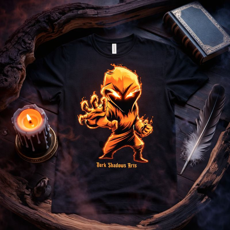 Dark Shadows Arts Premium Gothic T-Shirt „The Burning Guardian“ mit brennender Wächterfigur und leuchtenden Augen, präsentiert als stimmungsvolles Flatlay-Mockup auf dunklem Holz