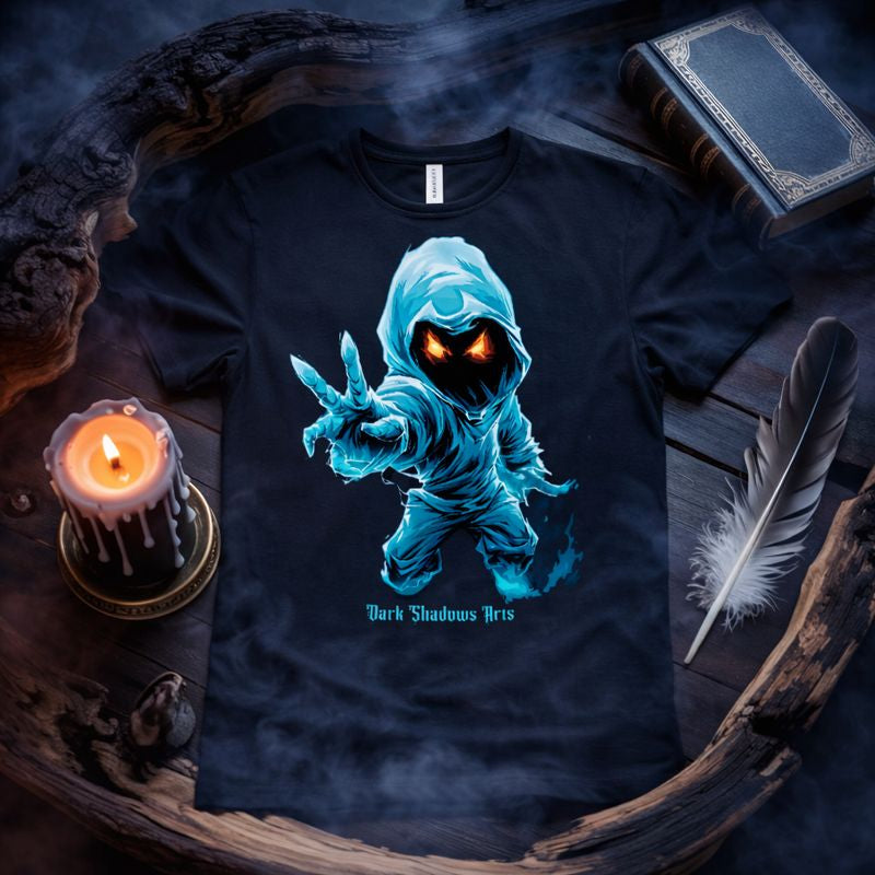 Dark Shadows Arts Premium Gothic T-Shirt „The Frozen Guardian“ mit eisblauem Wächter in Kapuze und leuchtenden Augen, düsteres Classix Design als stimmungsvolles Flatlay-Mockup auf dunklem Holz