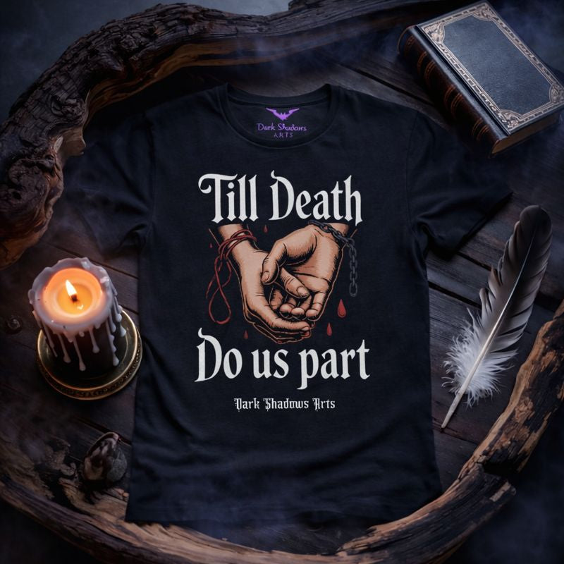 Dark Romance Premium T-Shirt von Dark Shadows Arts mit Motiv „Till Death Do Us Part“, verschränkte Hände mit Ketten und Blutstropfen, gothic Liebesstatement auf schwarzem Shirt