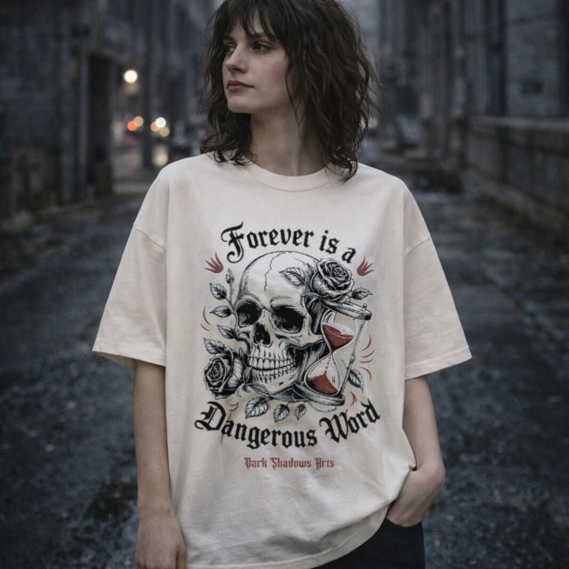 Model trägt Dark Shadows Arts Oversized T-Shirt mit Gothic Totenkopf- und Sanduhr-Motiv, Schriftzug „Forever is a Dangerous Word“, Dark Romantic Streetwear Mockup