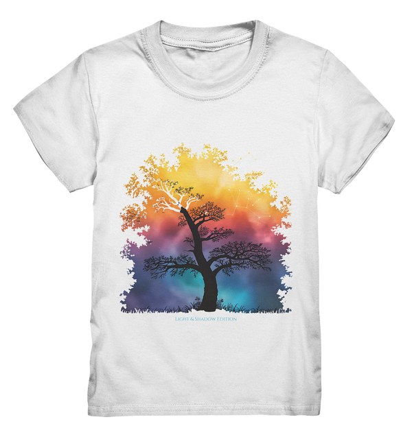 Licht & Schatten – Magische Baumlandschaft mit Sternbild - Kids Premium Shirt