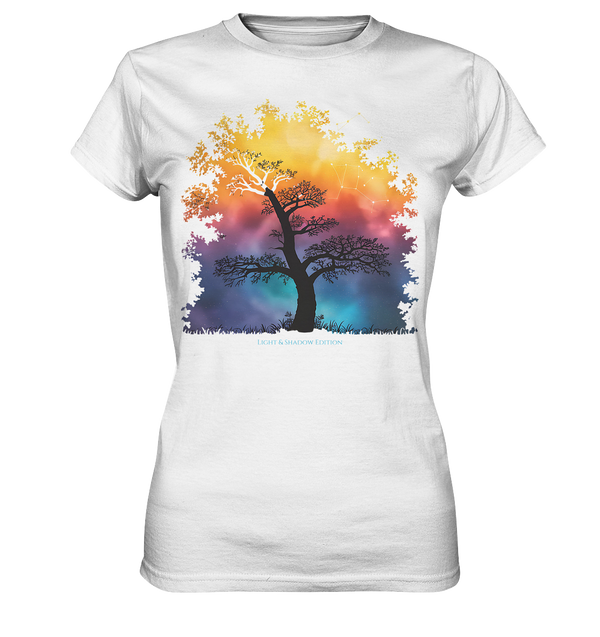 Licht & Schatten – Magische Baumlandschaft mit Sternbild - Ladies Premium Shirt