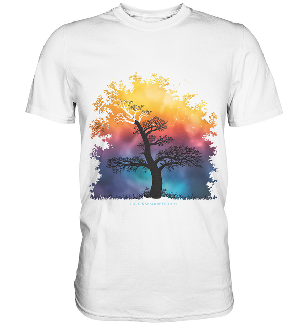 Licht & Schatten – Magische Baumlandschaft mit Sternbild - Premium Shirt