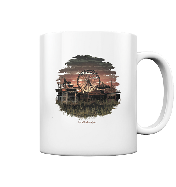 Verlassener Jahrmarkt bei Sonnenuntergang Unheimliches Riesenrad und überwucherter Rasen - Tasse glossy