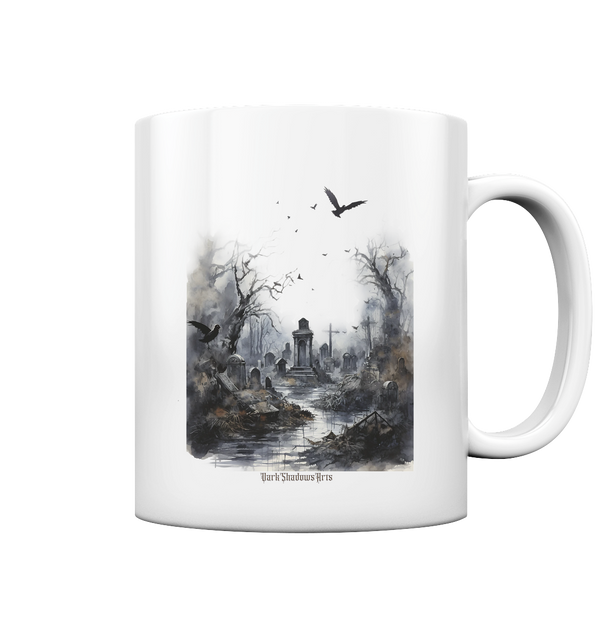 Unheimlicher Nebelfriedhof_ Düstere Aquarellkunst mit Krähen und kahlen Bäumen - Tasse glossy