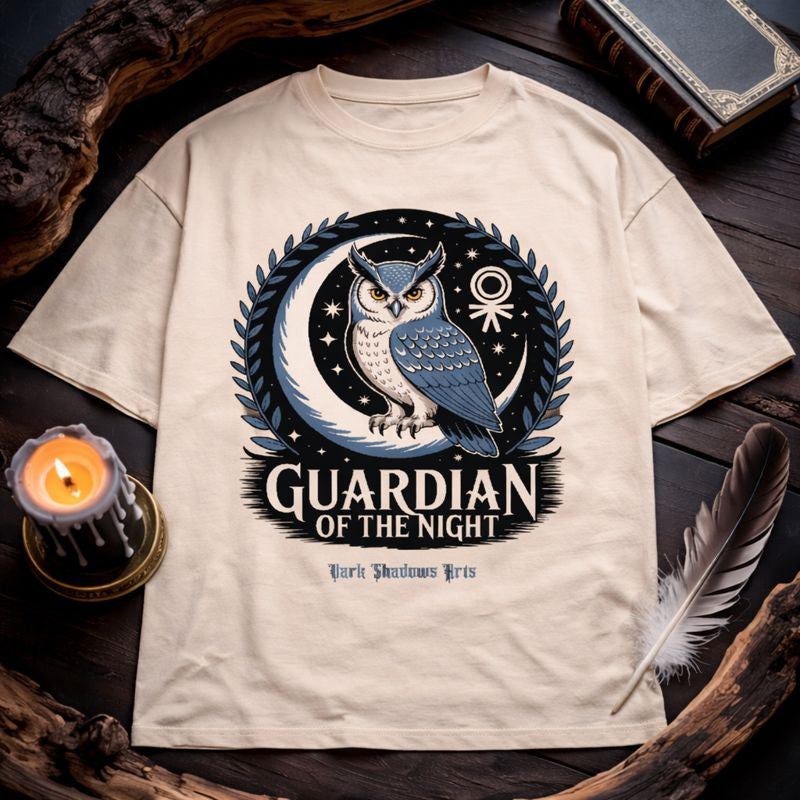 Dark Shadows Arts Premium Oversized Shirt „Guardian of the Night“ mit mystischer Eule vor Mondmotiv im Dark-Fantasy-Stil
