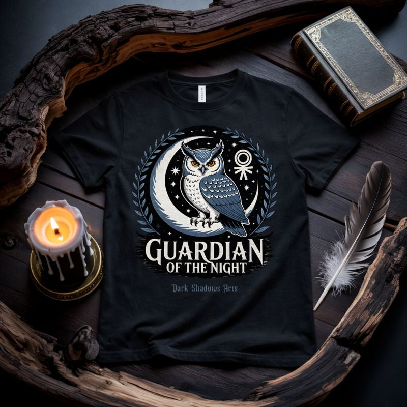 Dark Shadows Arts T-Shirt „Guardian of the Night“ mit mystischem Eulen-Wächter-Motiv, Mondsymbolik und okkulter Ästhetik auf dunklem Shirt, stimmungsvolles Dark-Fantasy-Mockup
