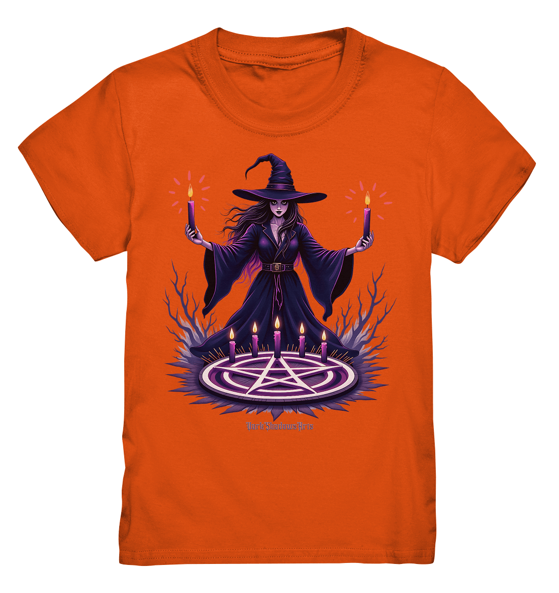 Hexen Illustration mit lila Kerzen und Pentagramm - Kids Premium Shirt | Kids & Babys | Dark Shadows Arts