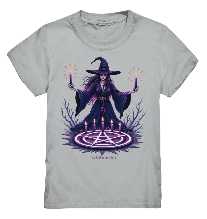 Hexen Illustration mit lila Kerzen und Pentagramm - Kids Premium Shirt | Kids & Babys | Dark Shadows Arts