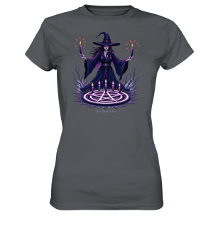Hexen Illustration mit lila Kerzen und Pentagramm - Ladies Premium Shirt | Lady - Shirts | Dark Shadows Arts